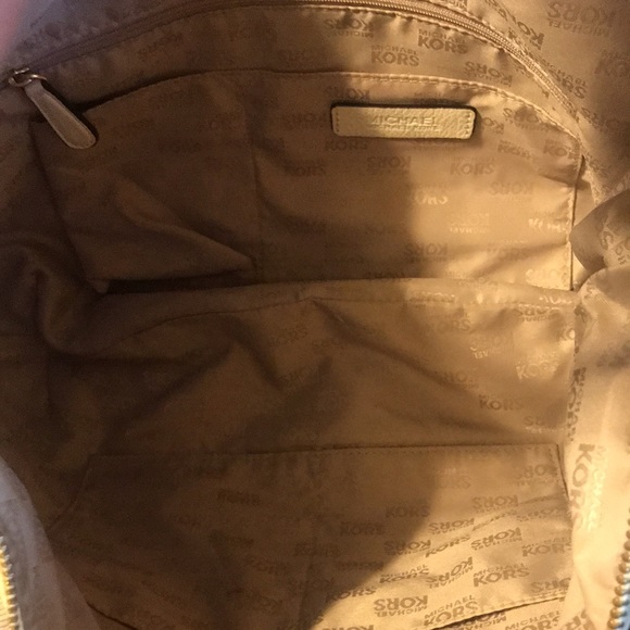 I’m selling a white medium hand bag - Picture 3 of 3